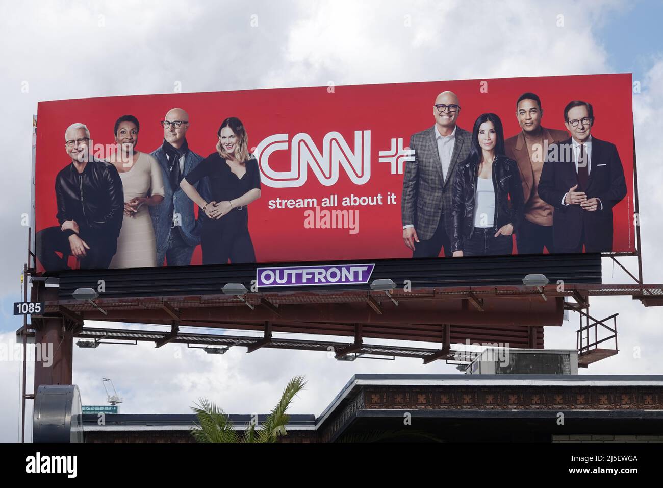 Los Angeles, CA / USA - 22. April 2022: Persönlichkeiten, die auf dem Videostreaming-Service CNN+ zu sehen sind, werden auf einer Plakatwand über einem Gebäude angezeigt. Stockfoto