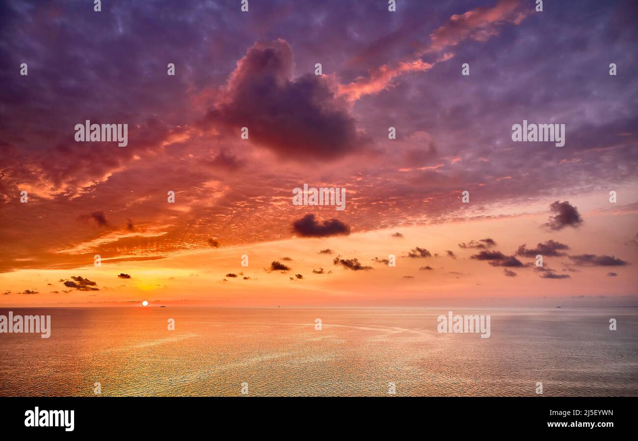 Schöner Morgenhimmel mit flauschigen Wolken Stockfoto