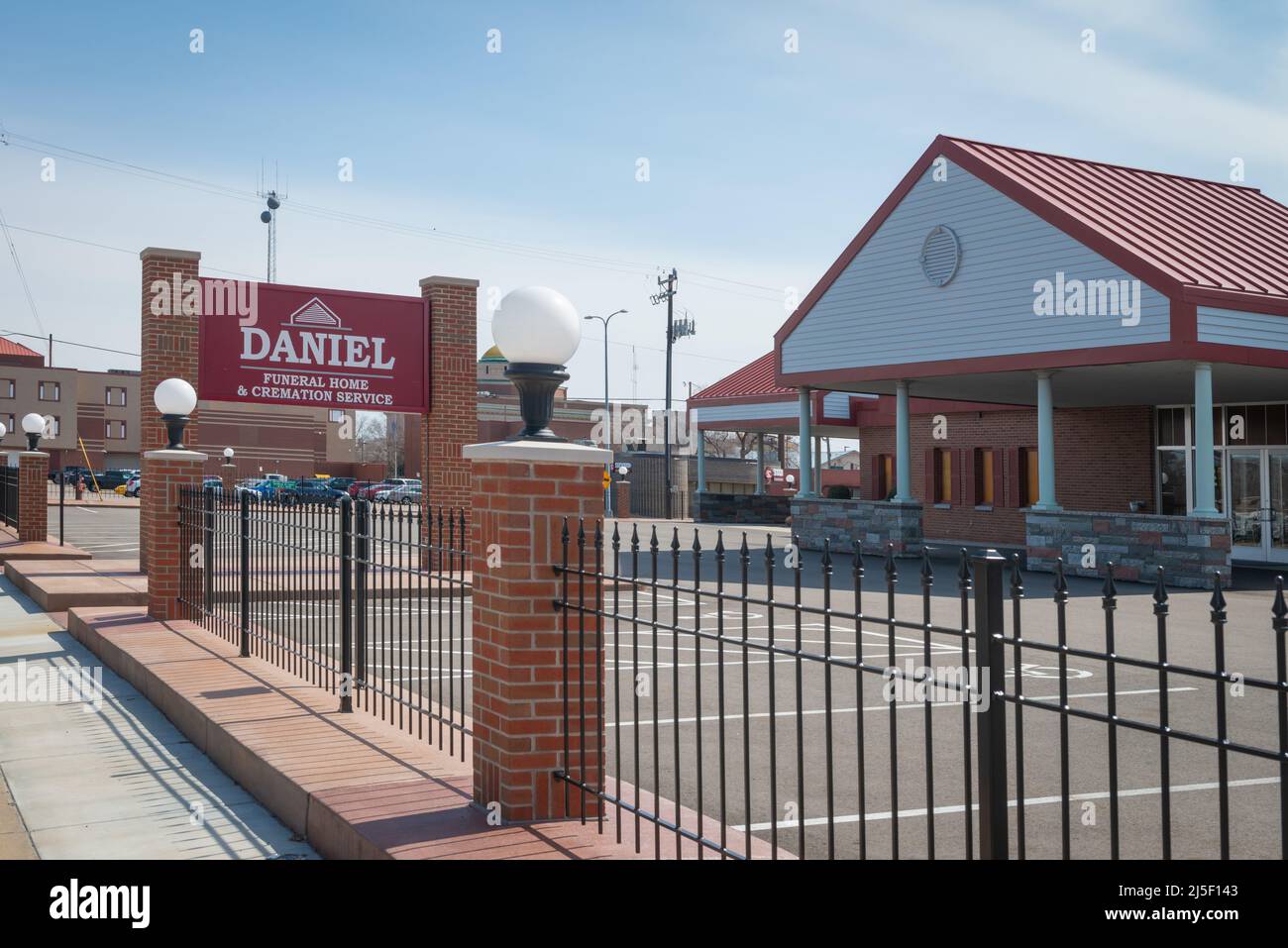 SAINT CLOUD, MINNESOTA - 19. Februar 2022: Der Daniel Funeral Home & Cremation Service, 1010 2. St N, wird fotografiert. Stockfoto