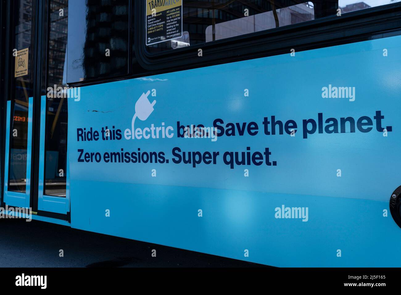 New York, USA. 22. April 2022. Detailansicht des neuen Electric Bus als Gouverneurin Kathy Hochul gibt Electric Bus mit Janno lieber, Vorsitzender und CEO von MTA, am Michael J. Quill Depot, Bekanntgabe ab. Electric Bus hat das gleiche Interieur wie derzeit in den Stadtbussen verwendet, es hat 4 Batterien und emite Zero Emission. MTA wird 60 emissionsfreie Elektrobusse in sechs Busdepots einsetzen, die alle fünf Bezirke bedienen. (Foto von Lev Radin/Pacific Press) Quelle: Pacific Press Media Production Corp./Alamy Live News Stockfoto