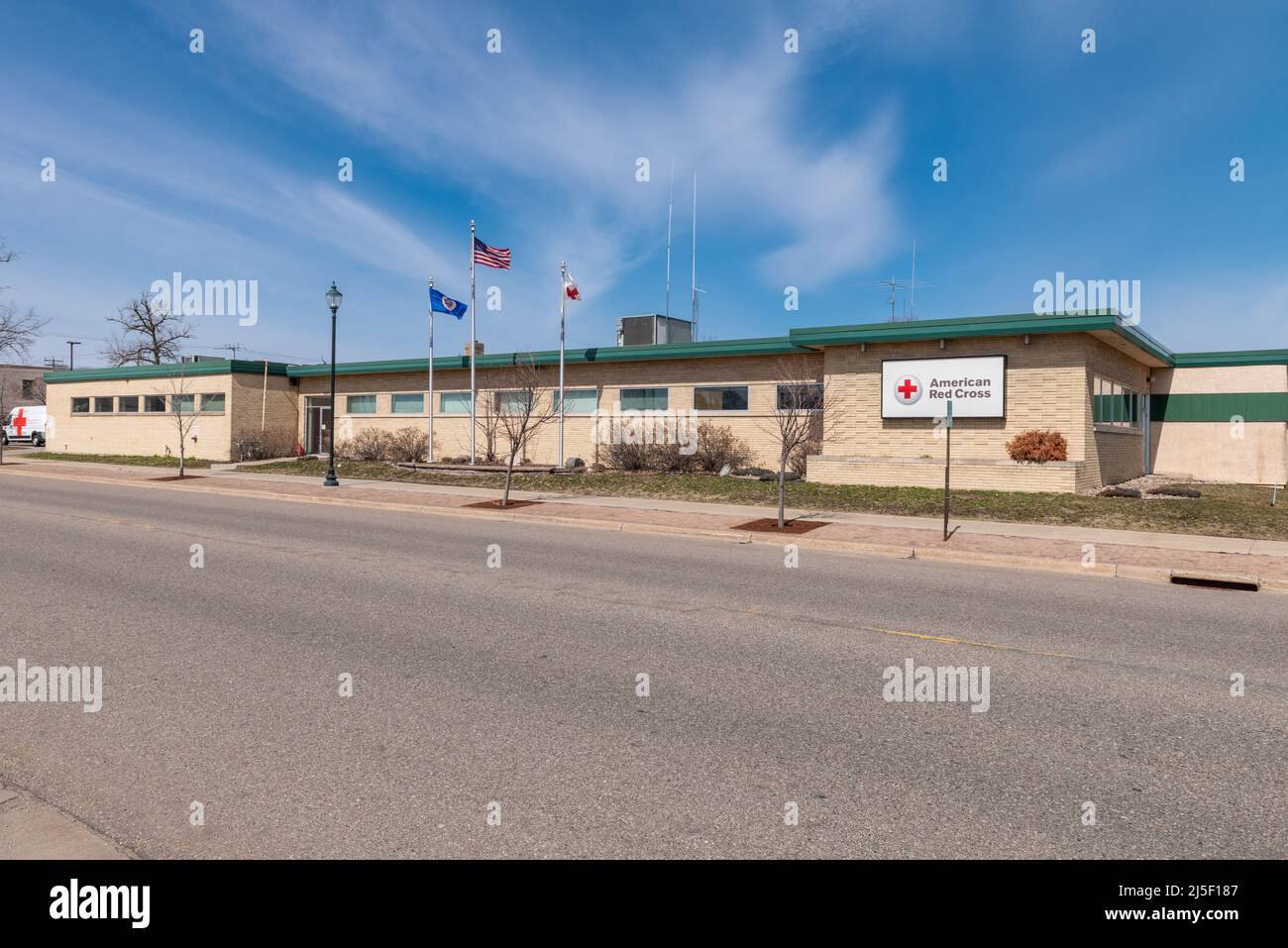 SAINT CLOUD, MINNESOTA - 19. Februar 2022: Das Gebäude des amerikanischen Roten Kreuzes, das sich in der 1301 W St Germain Street befindet, wird fotografiert. Stockfoto