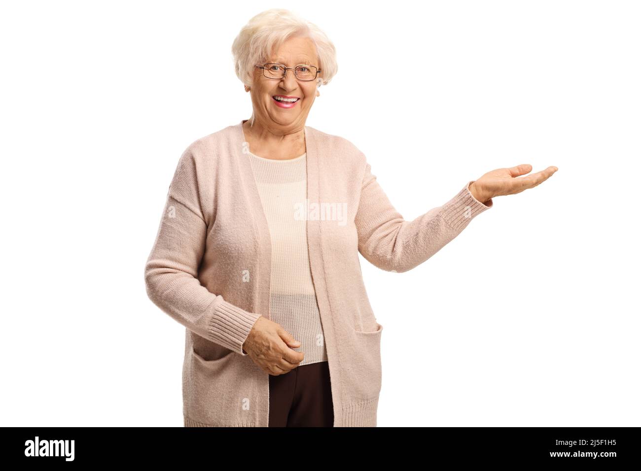 Ältere Frau hält etwas Imaginäres mit einer Hand isoliert auf hite Hintergrund Stockfoto