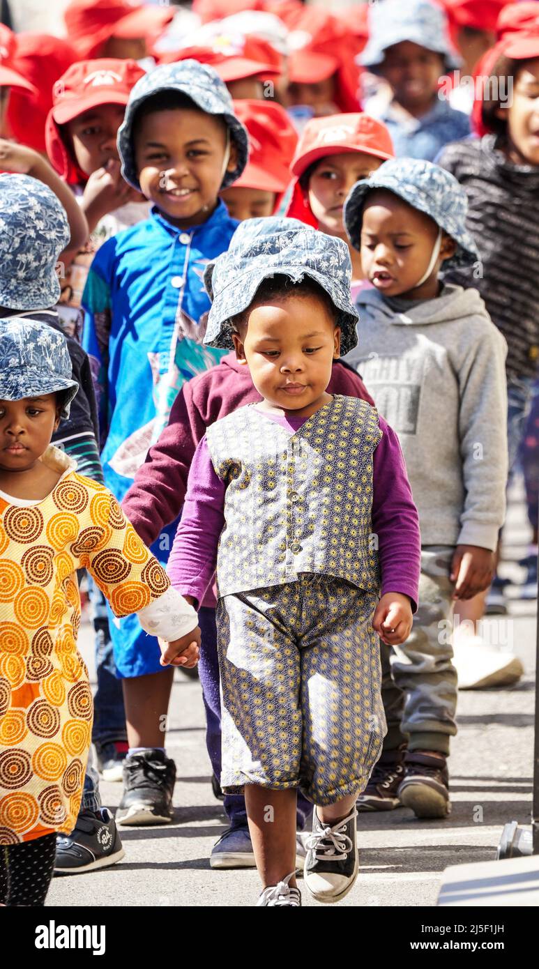 Südafrikanische Kinder oder Kinder, Gruppen von Vorschulkindern oder Kindergartenkindern, die sich an einem Schulausflug für den Tag halten Stockfoto