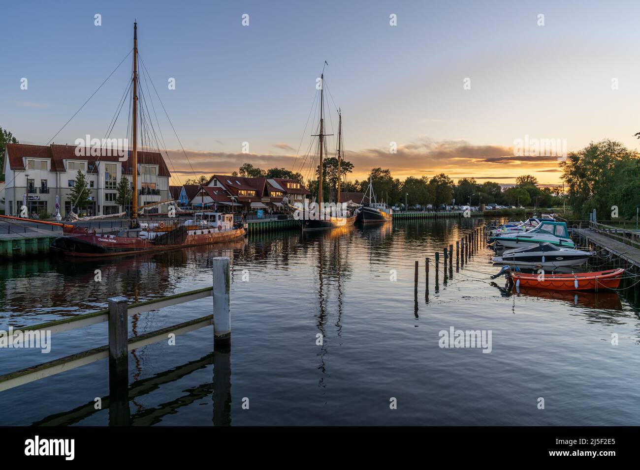 Greifswald, Mecklenburg-Vorpommern, Deutschland - 04. Oktober 2020: Blick von der Wieckbrücke auf die Boote am Ufer des Ryck Stockfoto