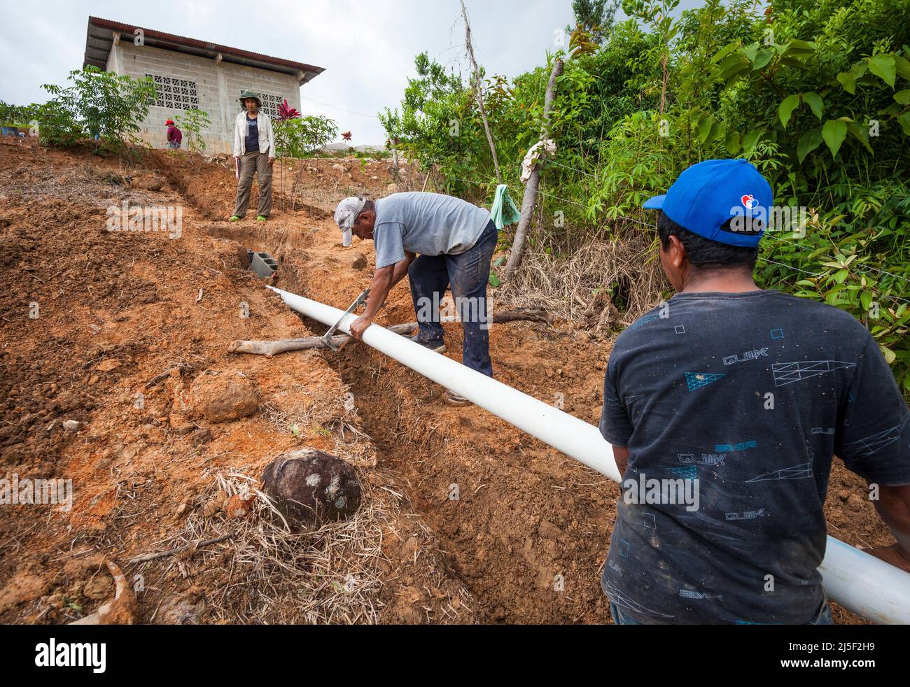 Bauarbeiter legen in Las Minas de Tulu, Provinz Cocle, Republik Panama, Mittelamerika, eine Klärröhre, die mit einer Klärgrube verbunden ist. Stockfoto