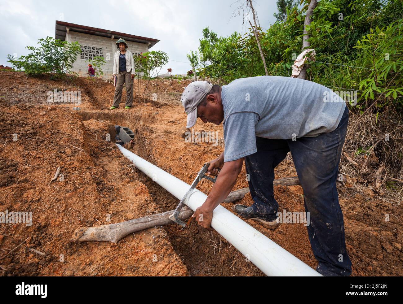 Bauarbeiter legen in Las Minas de Tulu, Provinz Cocle, Republik Panama, Mittelamerika, eine an eine Klärgrube angeschlossene Klärröhre. Stockfoto