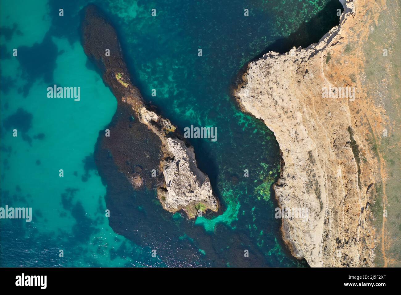 Luftaufnahme eines wunderschönen Felsstrandes mit klarem türkisfarbenem Meerwasser. Naturzusammensetzung. Stockfoto