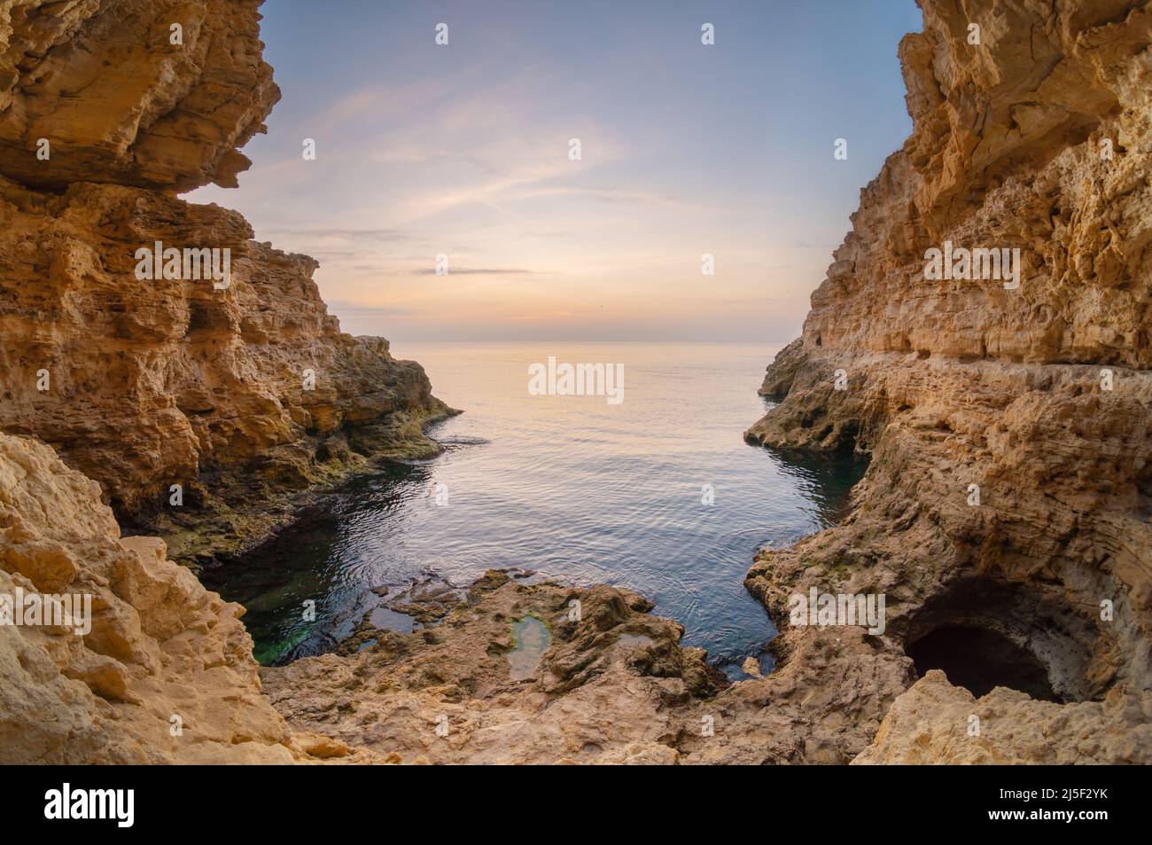 Innen des Großsegels. Schöne Natur Grotte Seestück Zusammensetzung. Stockfoto