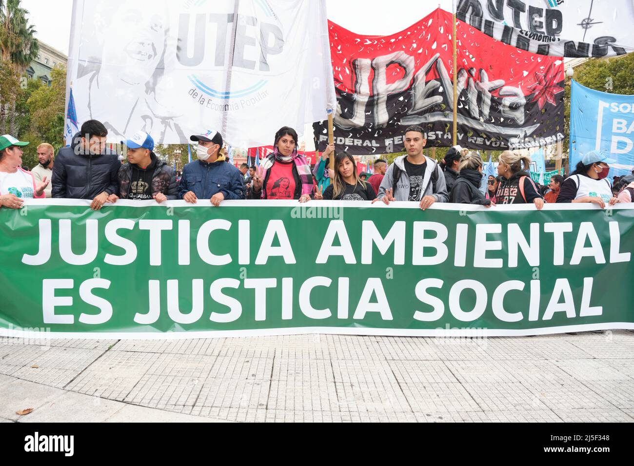 Buenos Aires, Argentinien; 22. April 2022: Aktivismus, Menschen mit einem Banner mit dem Text Umweltgerechtigkeit ist soziale Gerechtigkeit während des Earth Day dem Stockfoto
