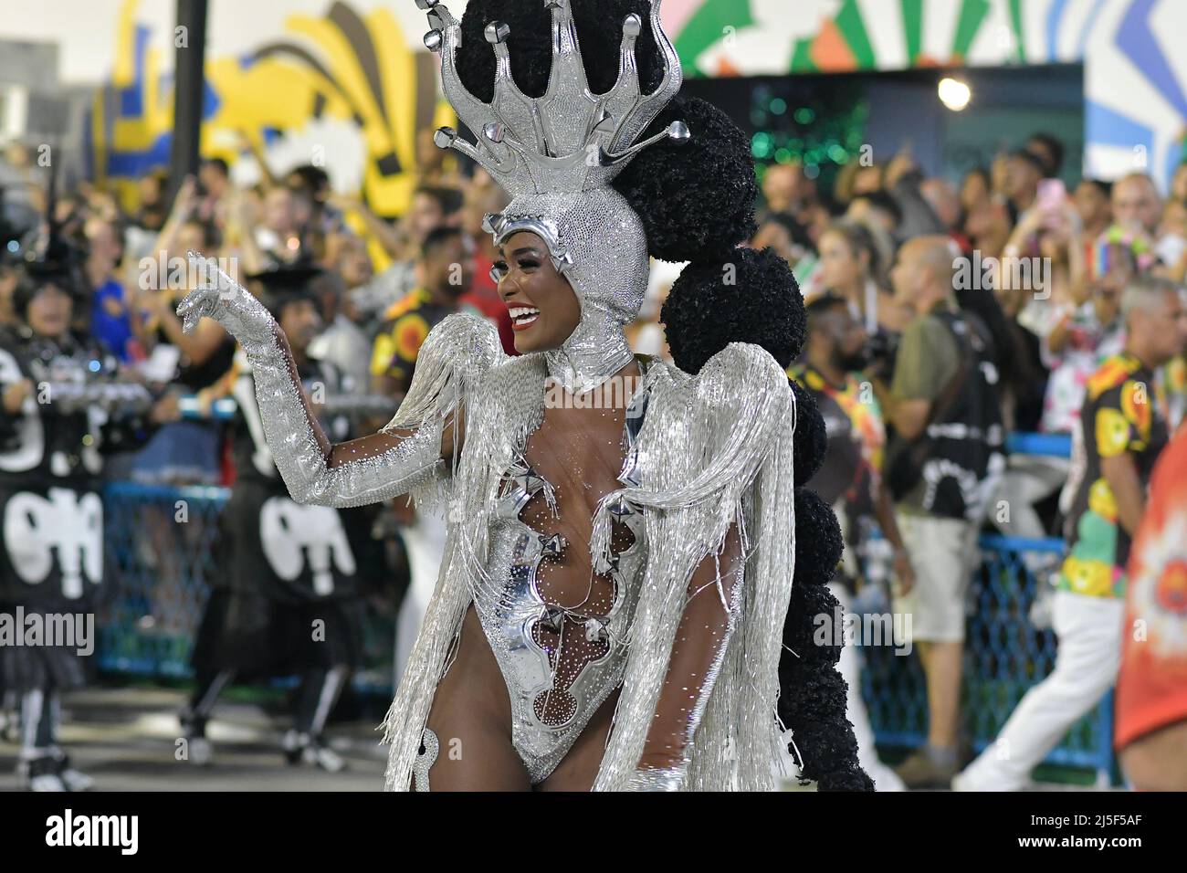 Rio De Janeiro, Brasilien. 23. April 2022. RJ - Rio de Janeiro - 22/04/2022 - KARNEVAL RIO 2022, PARADE ESCOLA DE SAMBA GRUPO SPECIAL - Erika Januza Rainha de Battery der Samba Schule Unidos do Viradouro während einer Präsentation bei der Karneval-Parade der Rio de Janeiro Special Group auf der Avenue Marques de Sapucai, Sambadrome in Rio de Janeiro. Die Karnevalsparaden, die im Februar stattfinden, wurden aufgrund der hohen Anzahl von Fällen, die während der Pandemie durch COVID-19 (Coronavirus) verursacht wurden, auf diesen Monat April verschoben. Foto: Thiago Ribeiro/AGIF/Sipa USA Quelle: SIPA USA/Alamy Live News Stockfoto