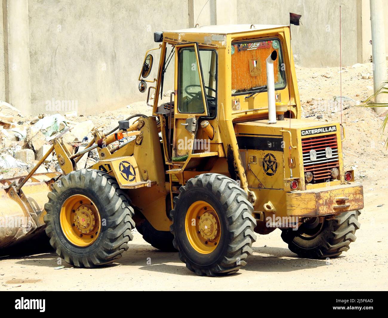 Kairo, Ägypten, März 9 2022: Schwere gelbe Bulldozer, Grader und Bagger Baumaschinen, Endlader Fahrzeug, Bulldozer Steinbruch Maschine, Stein w Stockfoto