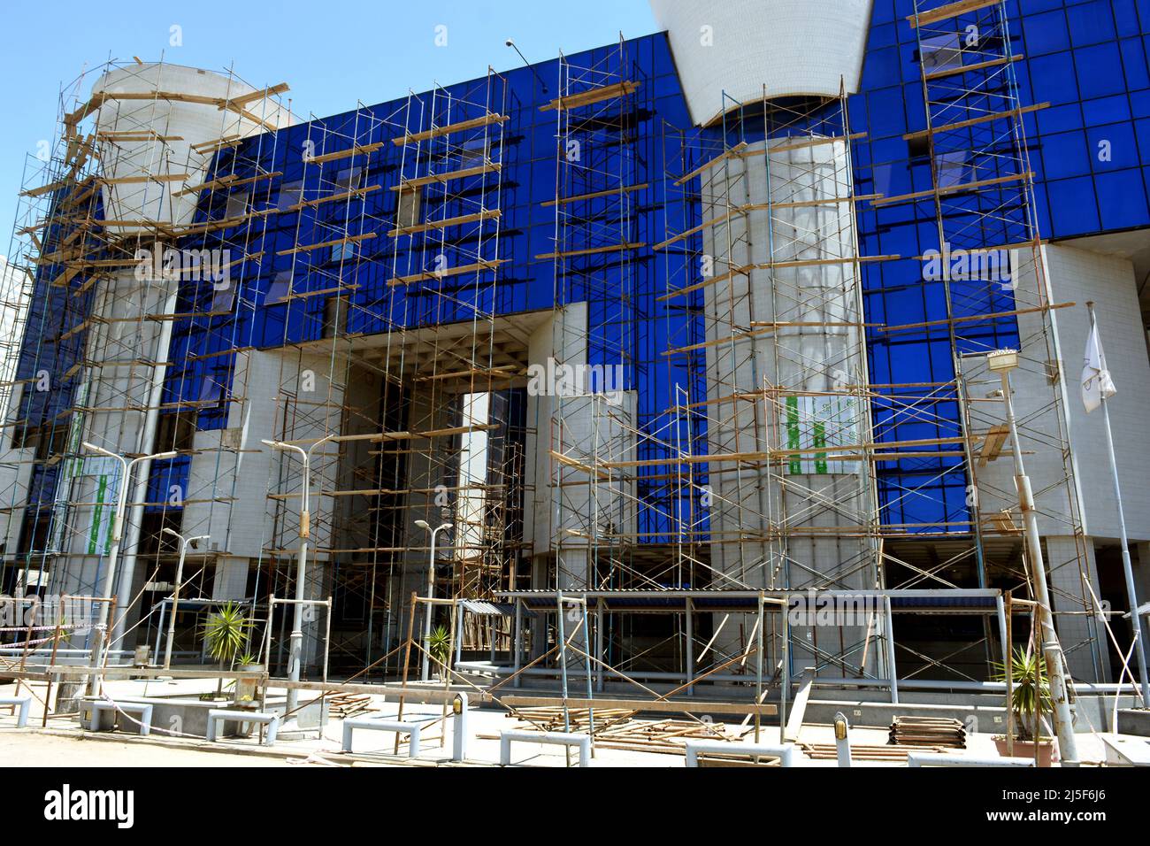Kairo, Ägypten, Juli 1 2021: Ein blaues Gebäude Renovierung und Installation von Metallverkleidung und Glas allover die äußere Struktur des Gebäudes mit Stockfoto