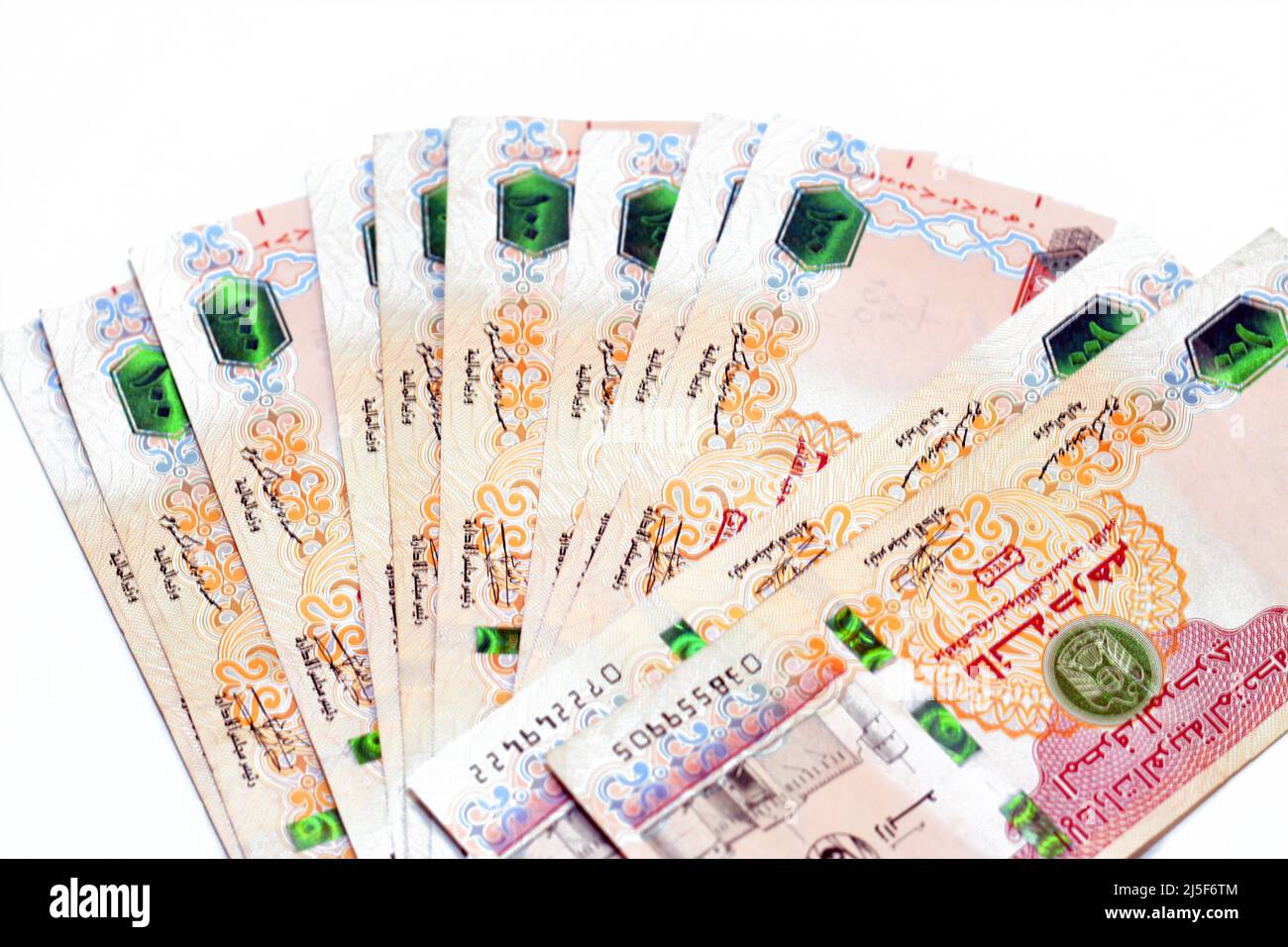 Ein Stapel von 100 AED einhundert Dirhams-Banknoten der Vereinigten Arabischen Emirate VAE mit einem Bild von Al Fahidi Fort, Einem Stapel von Emirates-Geld Stockfoto