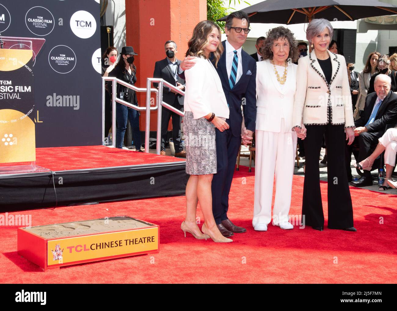 22. April 2022, Hollywood, Kalifornien, USA: (L-R) General Manager von Turner Classic Movies Pola Changnon, TCM-Moderator Ben Mankiewicz, Preisträgerin Lily Tomlin und Jane Fonda nehmen an der Hand and Footprint-Zeremonie zu Ehren von Lily Tomlin beim TCM Classic Film Festival 2022 Teil. (Bild: © Billy Bennight/ZUMA Press Wire) Stockfoto