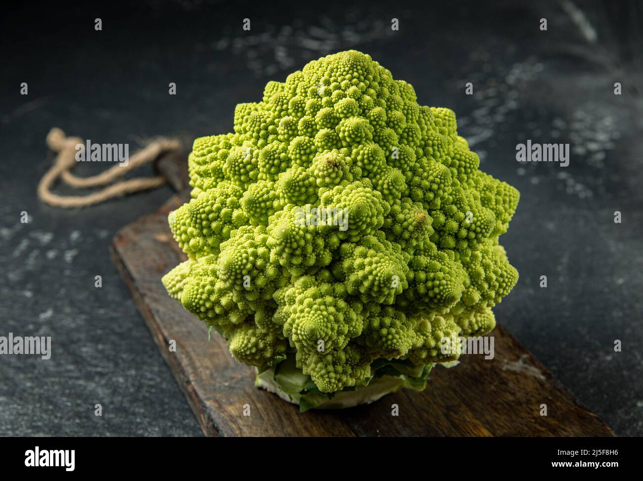 Romanesco Brokkoli Kopf auf einer dunklen Steinoberfläche, Kohl, Nahaufnahme, fibonacci Sequenz Stockfoto