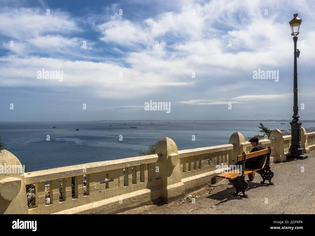 Blick auf das Mittelmeer von der Basilika Notre Dame d'Afrique (Unsere Liebe Frau von Afrika) in Algier, der Hauptstadt Algeriens Stockfoto