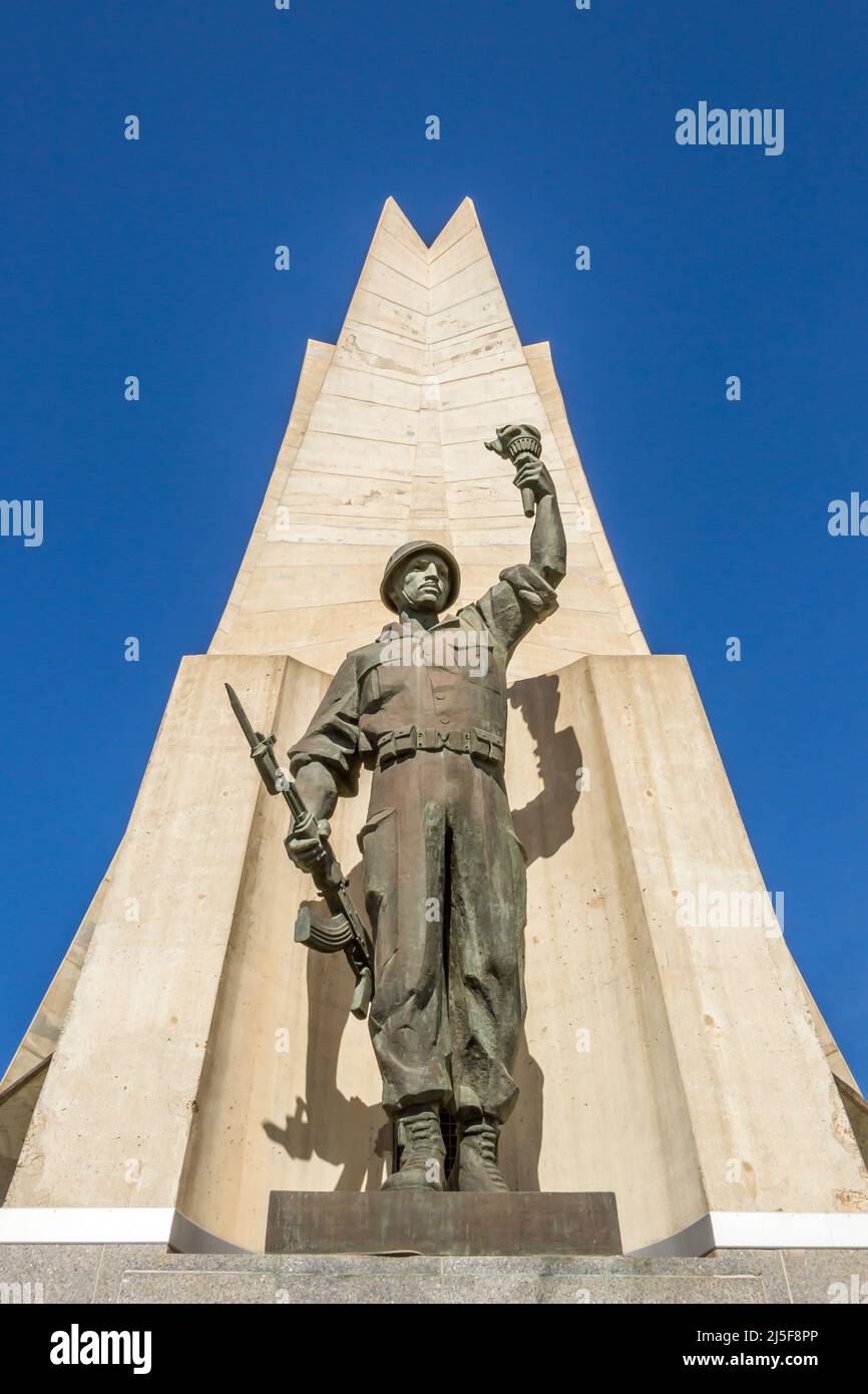 Soldatenstatue am Rande des Maqam Echahid (Märtyrerdenkmal), Betondenkmal zum Gedenken an den algerischen Unabhängigkeitskrieg in Algier Stockfoto