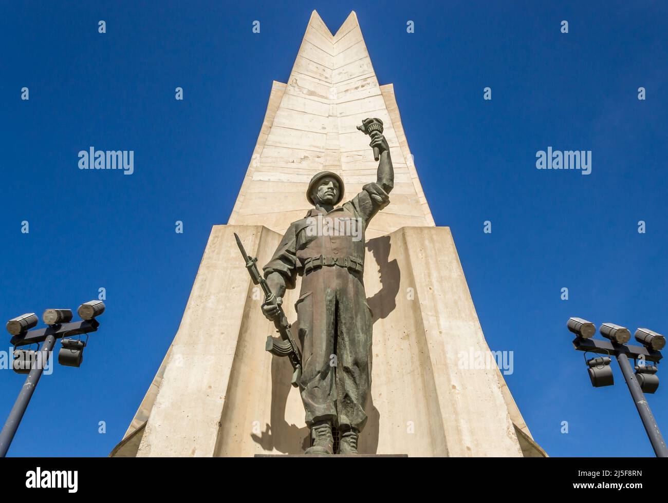 Soldatenstatue am Rande des Maqam Echahid (Märtyrerdenkmal), Betondenkmal zum Gedenken an den algerischen Unabhängigkeitskrieg in Algier Stockfoto