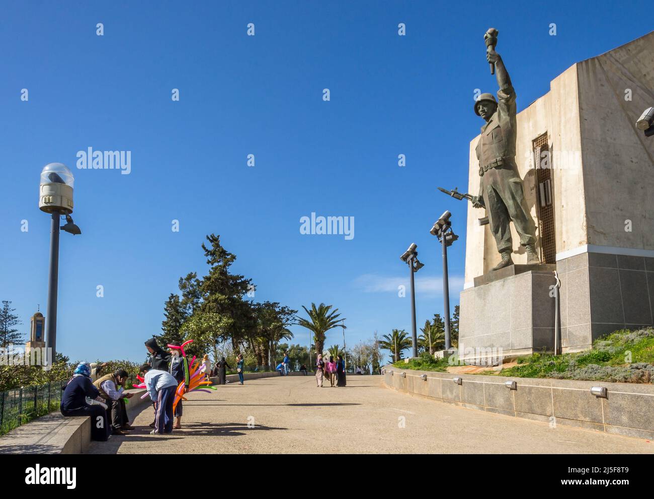 Soldatenstatue am Rande des Maqam Echahid (Märtyrerdenkmal), Betondenkmal zum Gedenken an den algerischen Unabhängigkeitskrieg in Algier Stockfoto