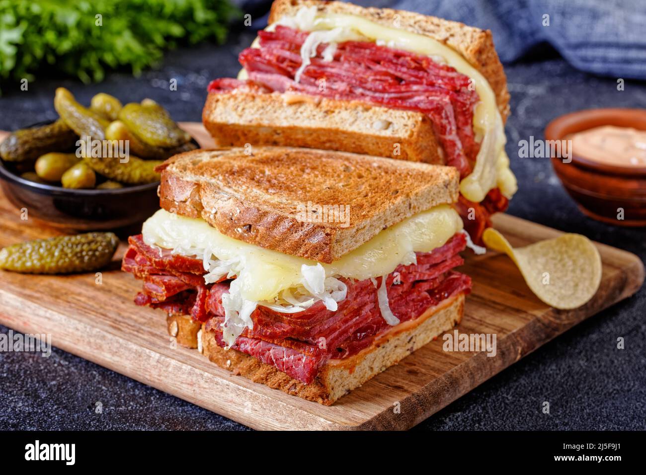 reuben Sandwich mit Roggenbrot in dünne Scheiben geschnittenes Corned ...