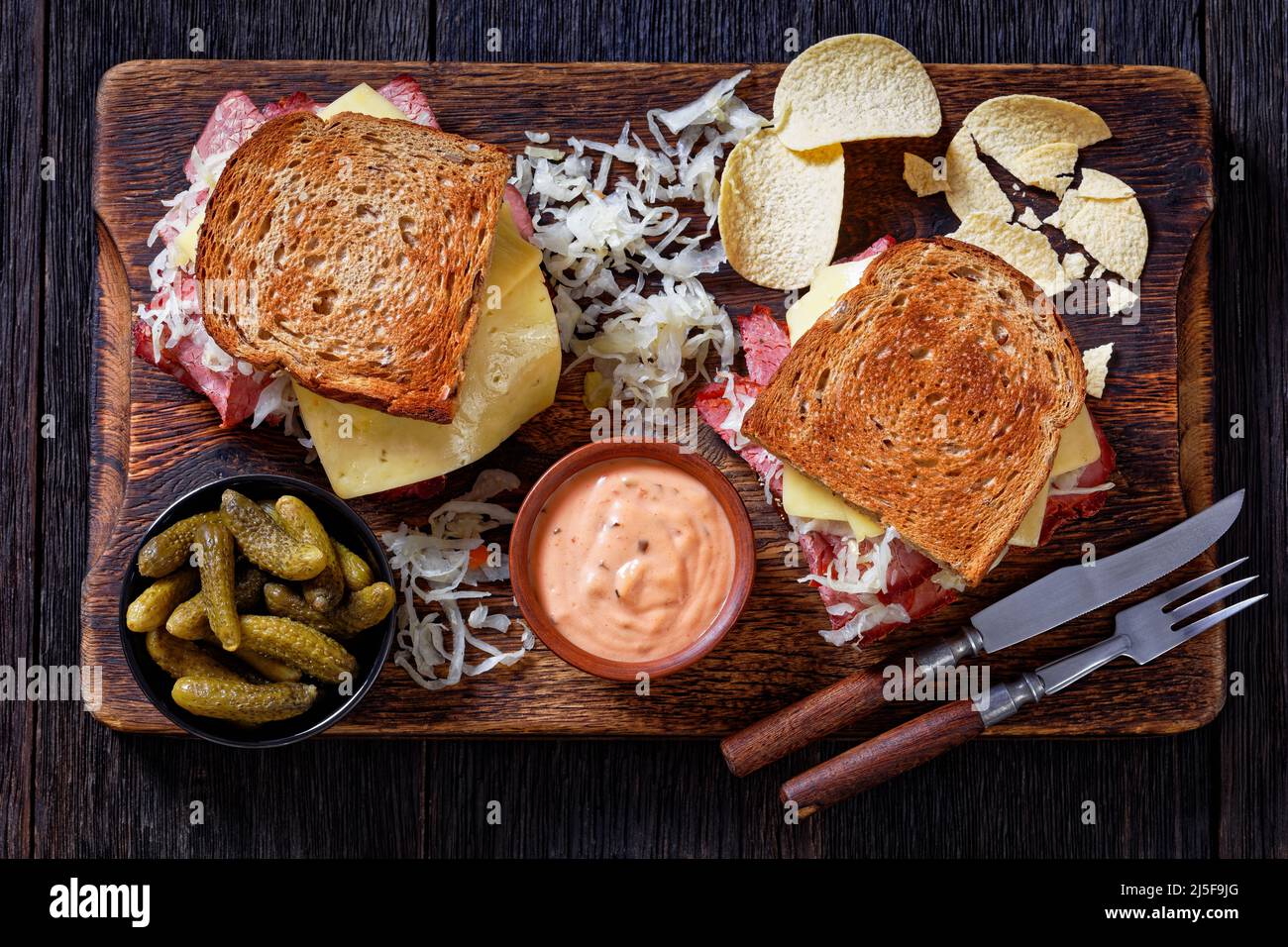 reuben-Sandwich mit Roggenbrot in dünne Scheiben geschnittenes Corned ...