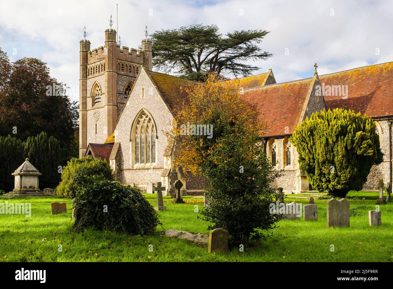 St. Mary the Virgin Church im Dorf Hambleden, Buckinghamshire, England, Großbritannien. Eine wunderschöne kreuzförmige Kirche aus dem 12.. Jahrhundert in den Hügeln von Chiltern Stockfoto