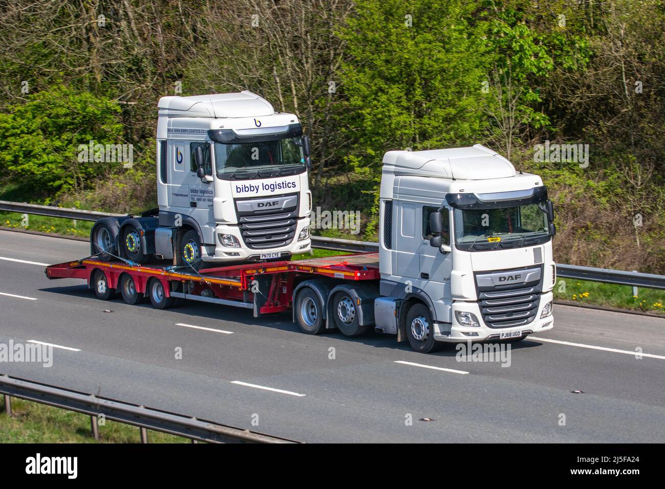 2020 Bibby Logistics DAF 530 FTR weiß 12902cc Dieseltraktoreinheit, Antriebsstrang auf Anhängerfahrt auf dem M61 Manchester, Großbritannien Stockfoto