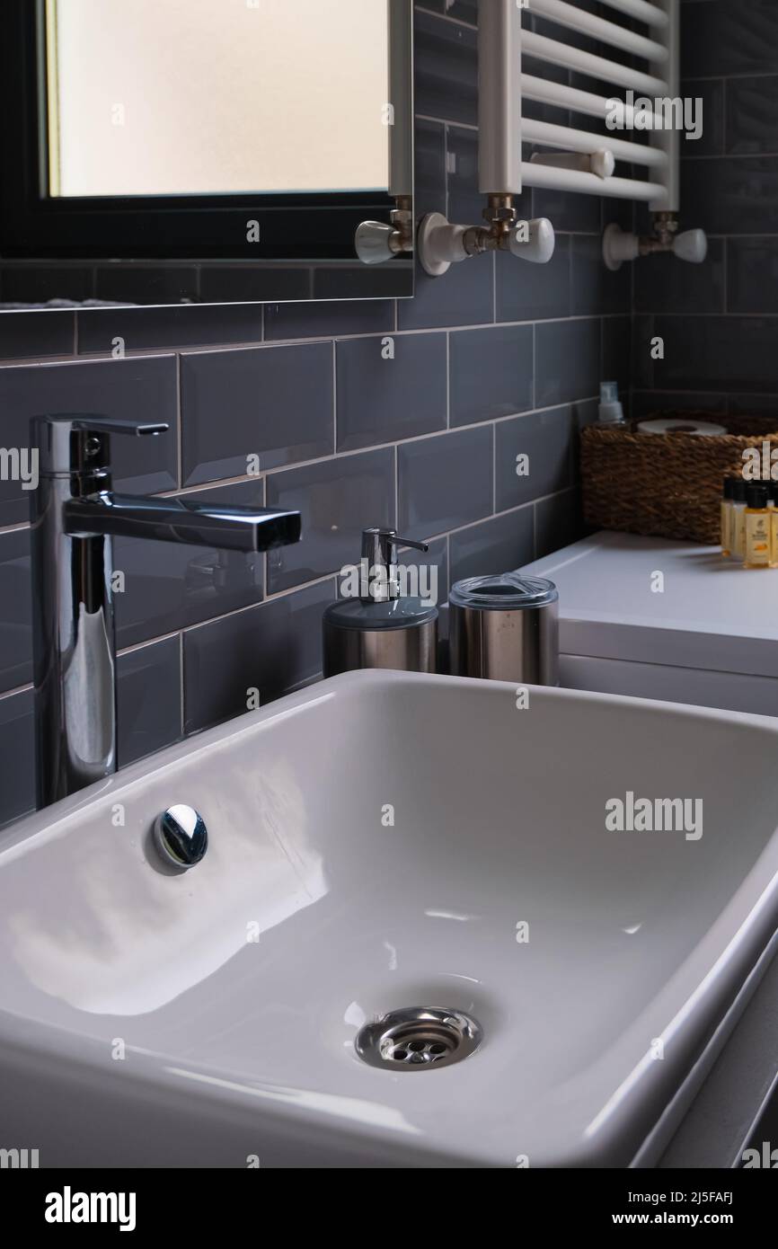 Moderne saubere Bad Waschbecken mit Wasserhahn und Bad Einrichtungen. Gemütliches Zuhause Interieur, Reinigungsservice und Immobilien Stockfoto