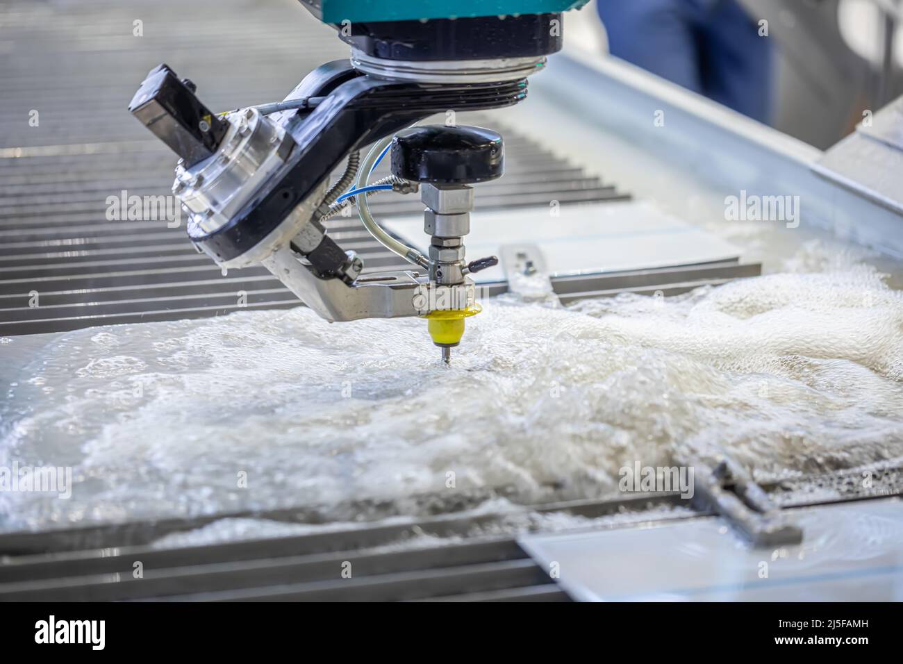 CNC-Wasserstrahlschneiden Maschine moderne industrielle Technologie. Stockfoto