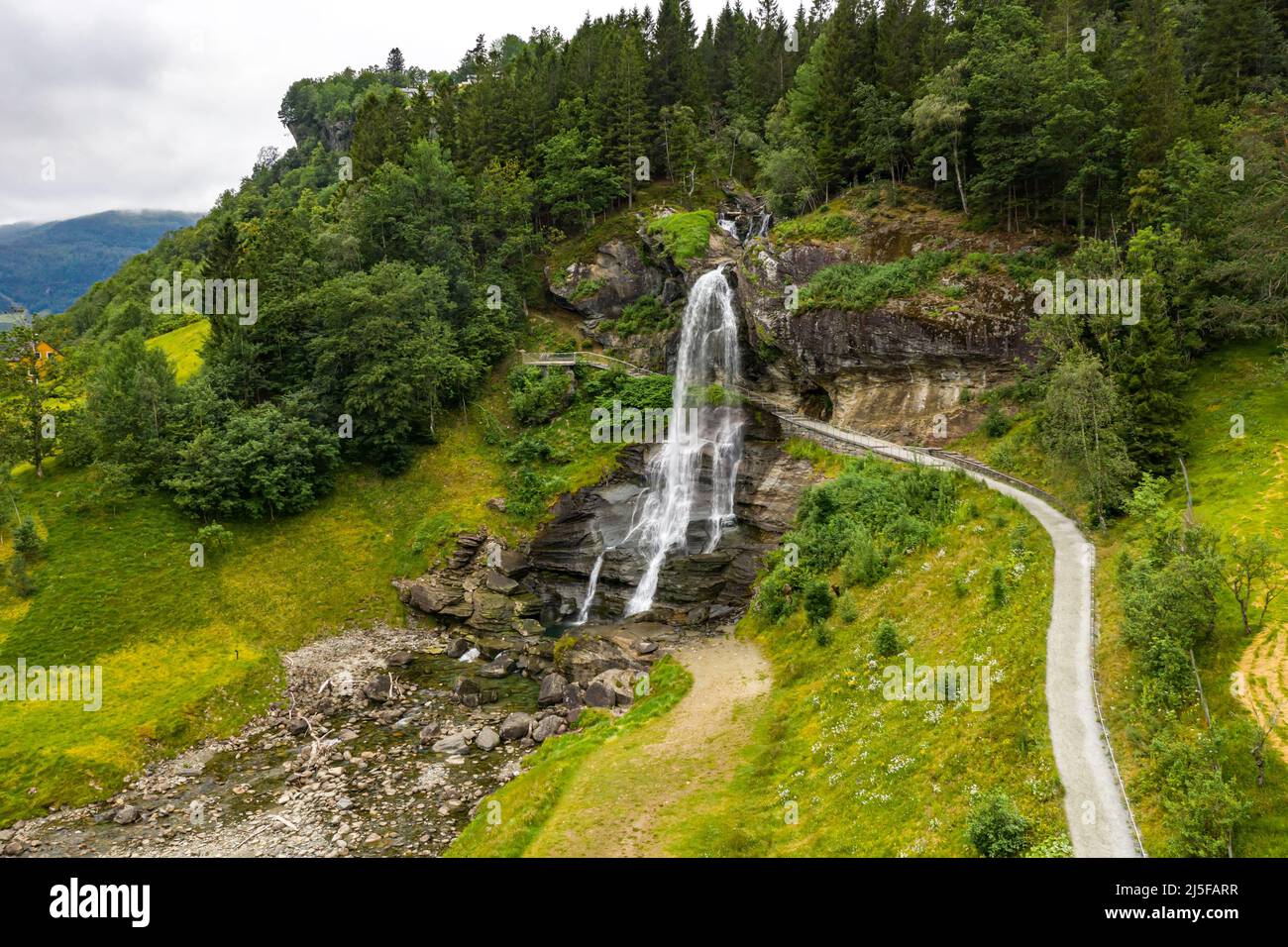 Steinsdalsfossen ist ein Wasserfall im Dorf Steine in der Gemeinde Kvam im Kreis Hordaland, Norwegen. Der Wasserfall ist einer der am meisten Vis Stockfoto