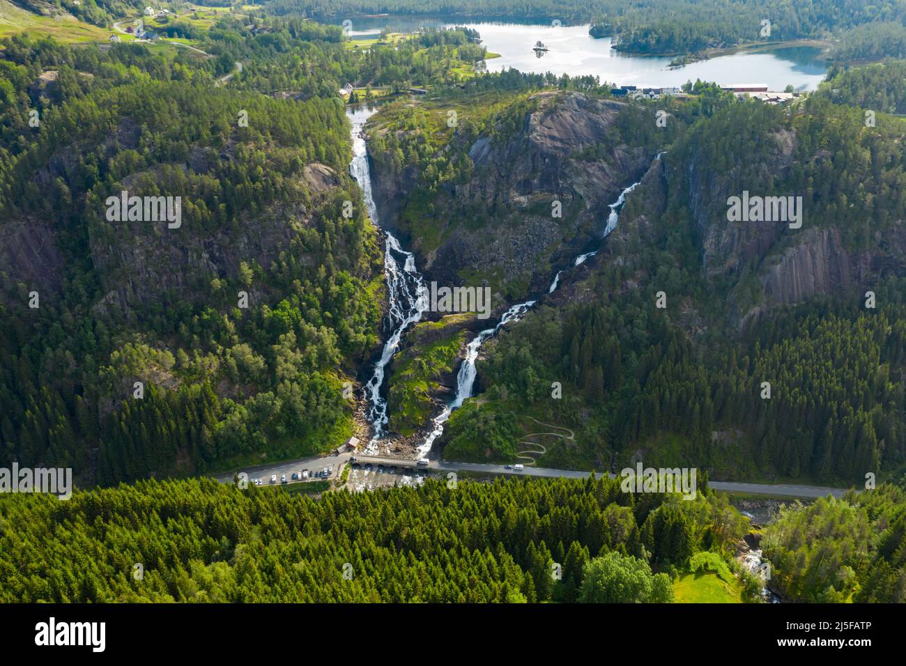 Schöne Natur Norwegen natürliche Landschaft. Panorama Wasserfall Latefossen Odda Norwegen. Latefoss ist ein leistungsfähiges, Zweibettzimmer mit Wasserfall. Stockfoto