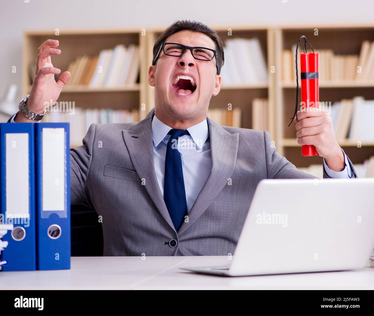 Der Geschäftsmann, der mit Dynamit im Büro Stockfoto