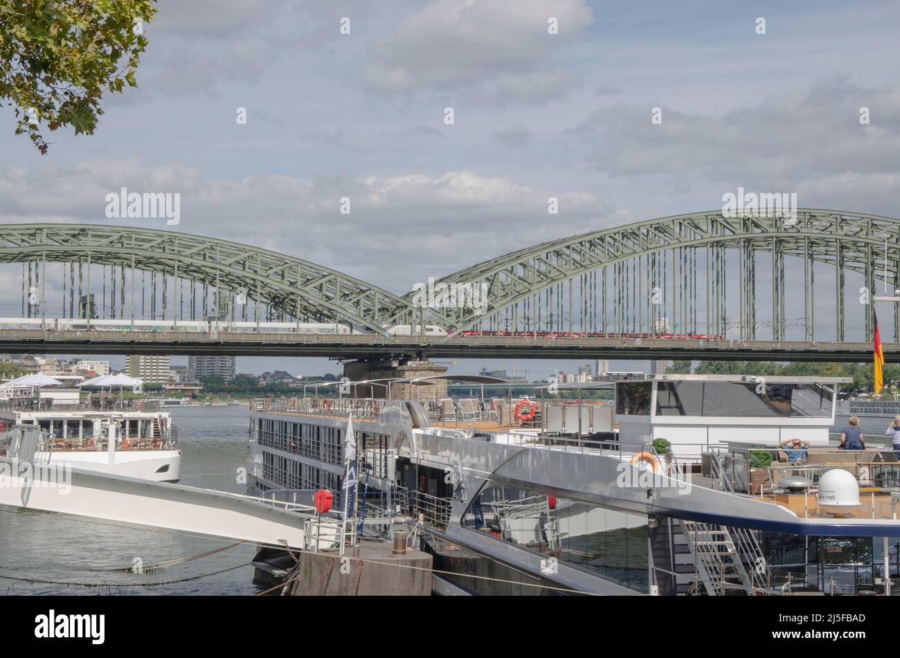 Köln-der Rhein mit Schiffen Stockfoto
