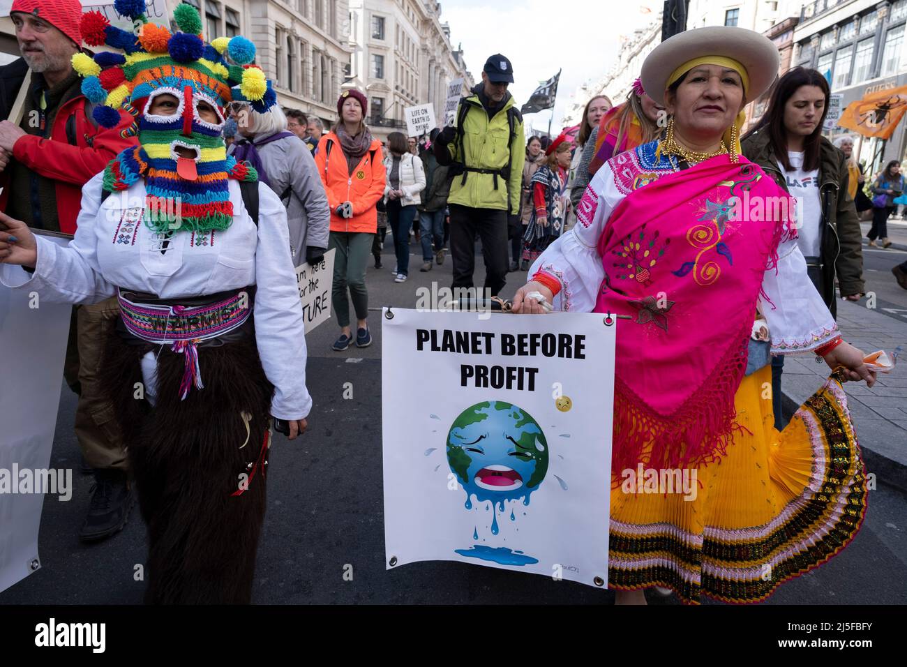 Tausende von Klimaaktivisten des Extinction Rebellion versammelten sich am 9.. April 2022 in London zur eröffnungsdemonstration für die britische Rebellion-Aktion. Mit zweiwöchigen Protesten lautet die XR-Botschaft, die Abhängigkeit der Welt von fossilen Brennstoffen zu beenden und ein sofortiges Ende aller neuen Investitionen in fossile Brennstoffe zu fordern, was wirtschaftliche Probleme antreibt und gleichzeitig den Planeten in Richtung Klimaschutz schickt. Extinction Rebellion ist eine 2018 gestartete Gruppe zum Klimawandel, die eine große Gruppe von Menschen gewonnen hat, die sich friedlichen Protesten verschrieben haben. Diese Proteste sind hoch Stockfoto
