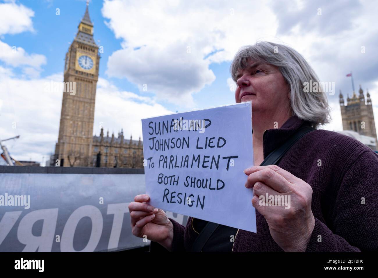 Der Protestler fordert Premierminister Boris Johnson und den Schatzkanzler Rishi Sunak auf, nach der Partygate-Affäre und seiner jüngsten Geldbuße der Metropolitan Police wegen Verstoßes gegen die Sperrregeln zurückzutreten, indem er an Versammlungen in der Downing Street am 13.. April 2022 in London, Großbritannien, teilnahm. Stockfoto