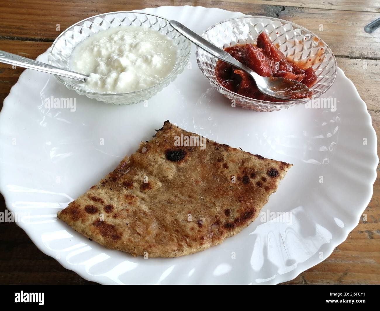 Aaloo (Kartoffel) Paratha ein indisches Frühstück mit Quark und Gurke Stockfoto