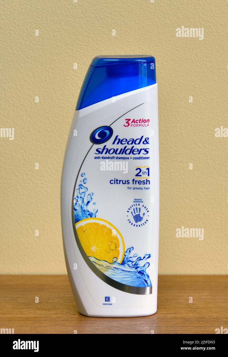 3 Action Formula „Head & Shoulders“ Anti-Schuppen-Shampoo + Conditioner. 2 in 1 Zitrusfrüchte frisch für fettiges Haar. Stockfoto