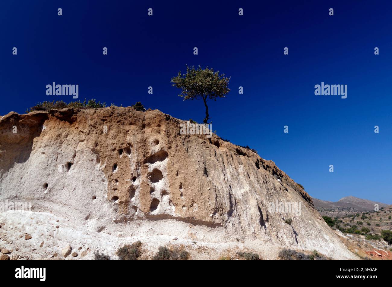 Aschegehalt durch vulkanischen Aufbruch auf der nahe gelegenen Insel Nisyros, Tilos, den dodekanischen Inseln, der südlichen Ägäis, Griechenland. Stockfoto