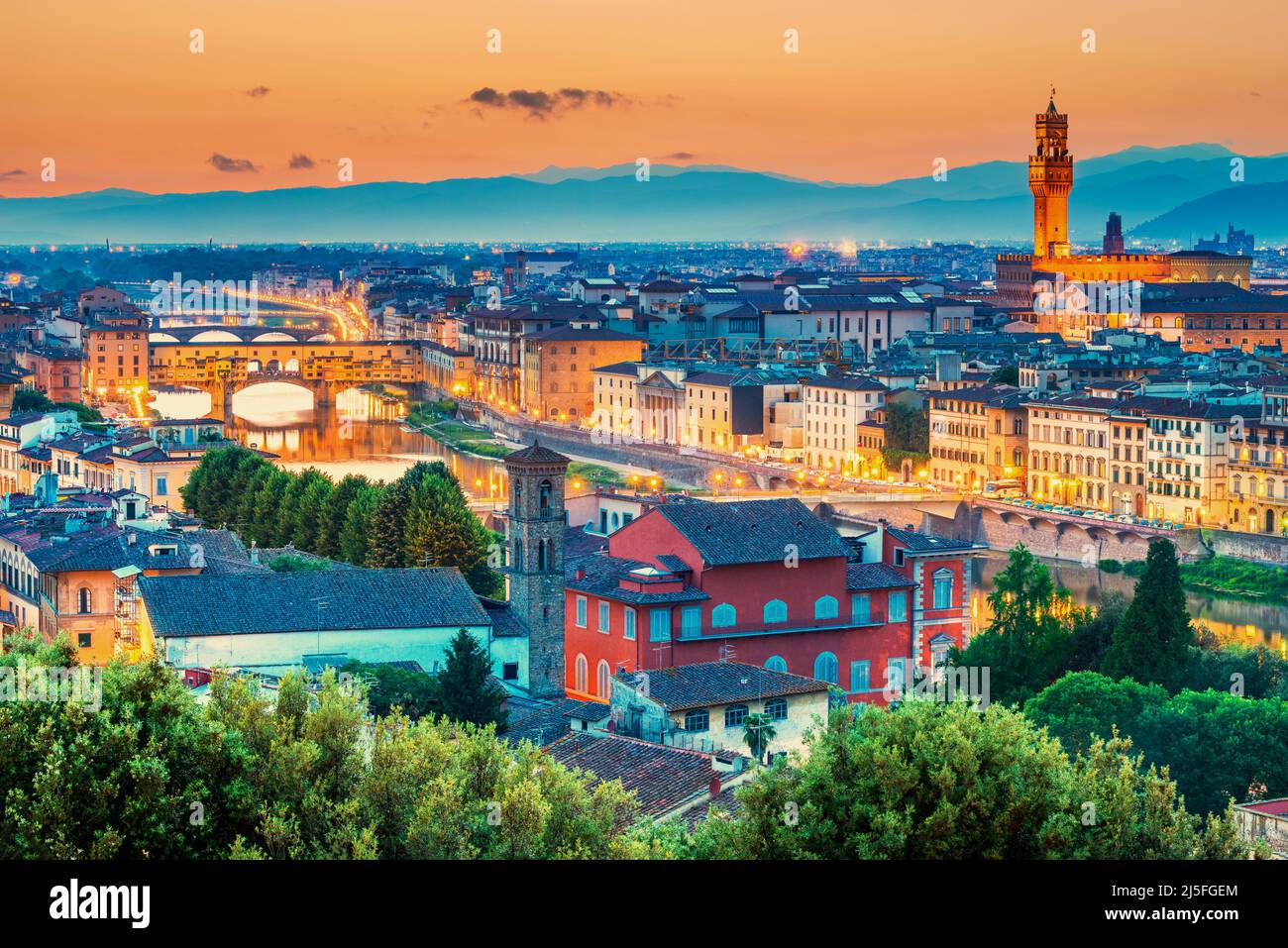 Sonnenuntergang über Florenz, Ponte Vecchio und Palazzo Vecchio, Italien. Architektur und Wahrzeichen von Florenz, Skyline von Florenz. Stockfoto