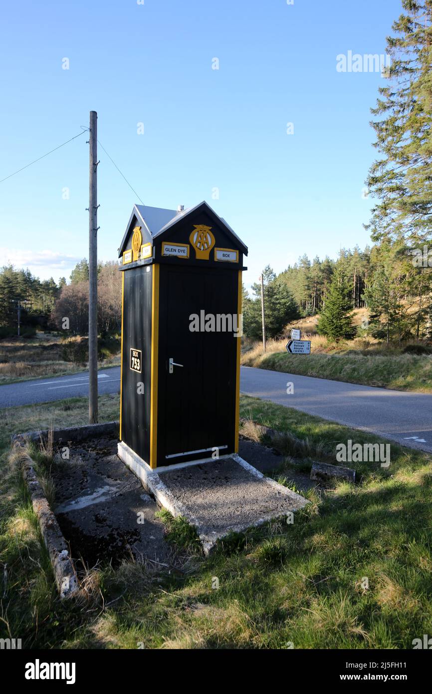 Glen Dye , am B974 , in der Nähe von Strachan, Aberdeenshire, Schottland, VEREINIGTES KÖNIGREICH . AA-Sprechfeld Nummer 753. Das Telefonsystem der AA, das von diesem und mehr als 1.000 anderen Geräten in ganz Großbritannien aus betrieben wurde, wurde kürzlich aufgrund der breiten Nutzung von Mobiltelefonen eingestellt. Nur wenige überleben noch, und diese Kiste, in ihrer ursprünglichen Lage, wurde als Erbe aufgeführt. Es liegt an der Kreuzung der B974 & B993. Box 753 – B974, die Cairn o’ Mount Road südlich von Banchory, Glen Dye. Stockfoto