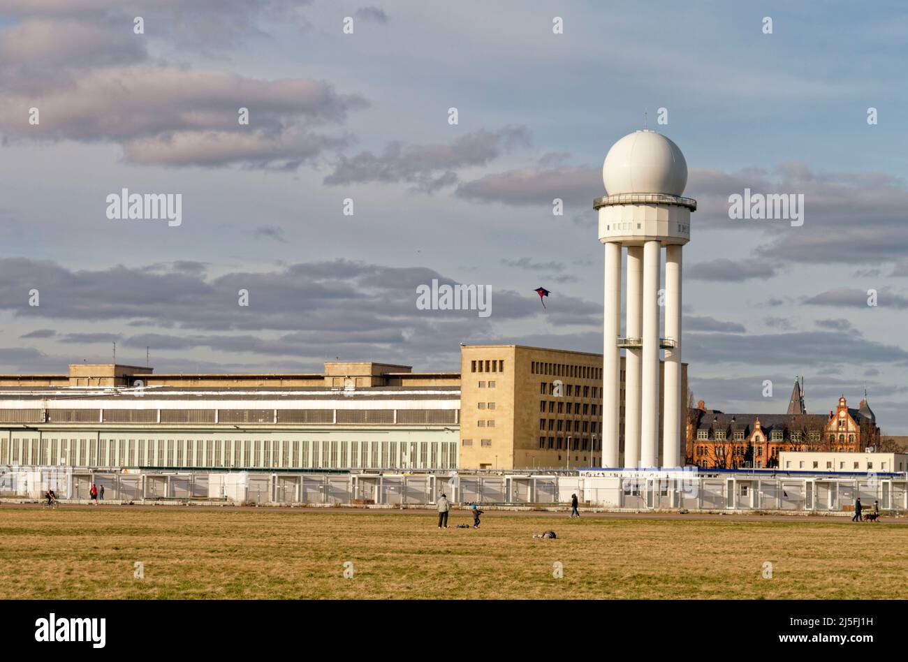 Tempelhofer Feld, Radarturm des ehemaligen Flughafen Berlin-Tempelhof, leerstehende Wohncontainer für Asylanten, Berlin, Deutschland, Europa Stockfoto