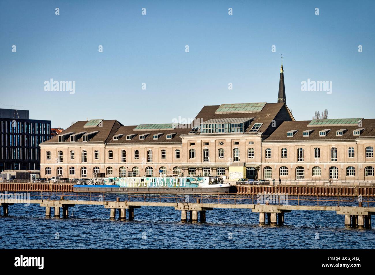 Hausboot Dschingis Kahr mit dem Slogan ' Stopp die Plastikflut 'Spree von Street Art Künstlerin Hera von Herakut, Media Spree, Kreuzberg-Friederichsha Stockfoto