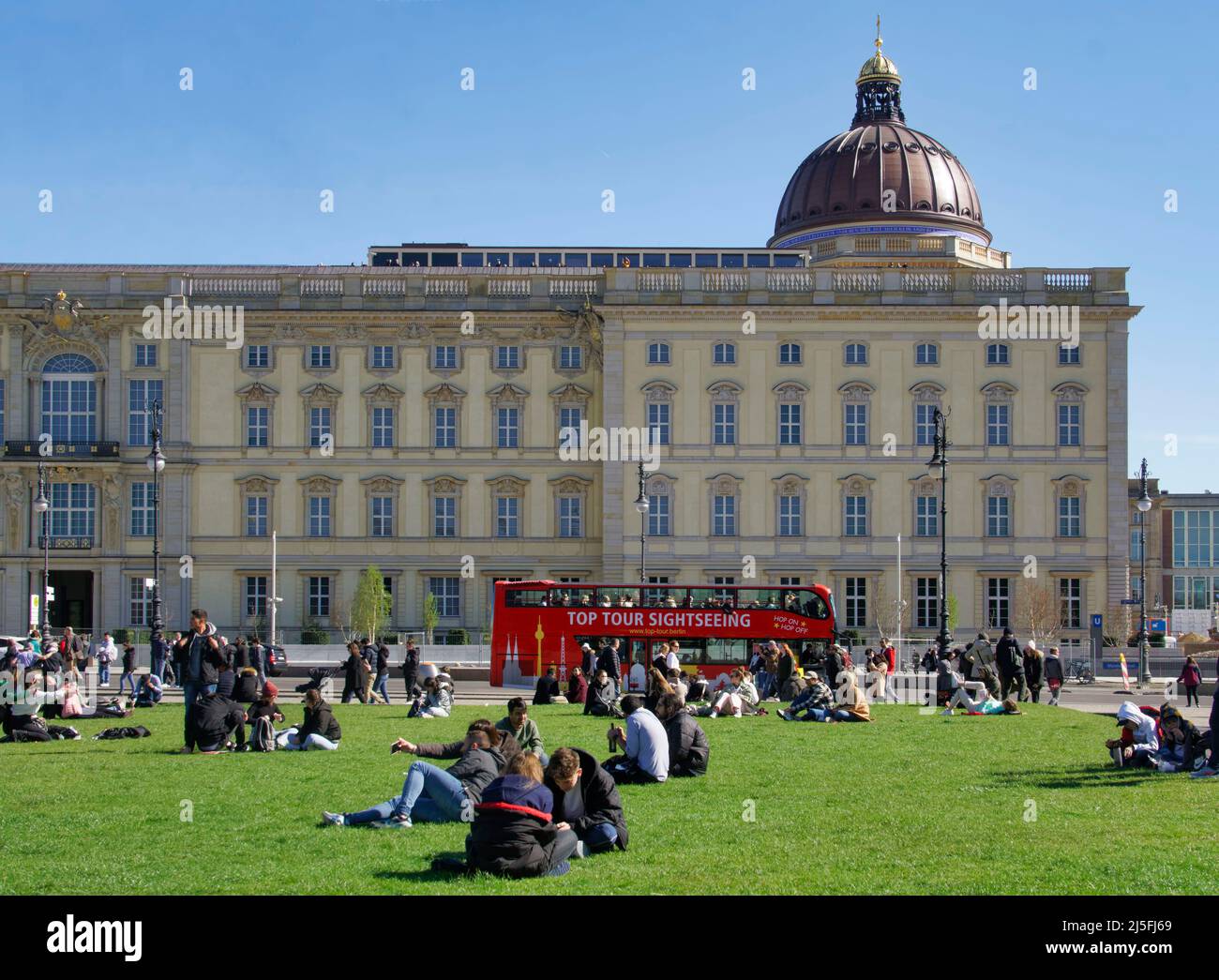 Berliner Stadtschloss, Fassade, Lustgarten, Liegewiese, Sightseeing Bus, Berlin, Deutschland, Stockfoto