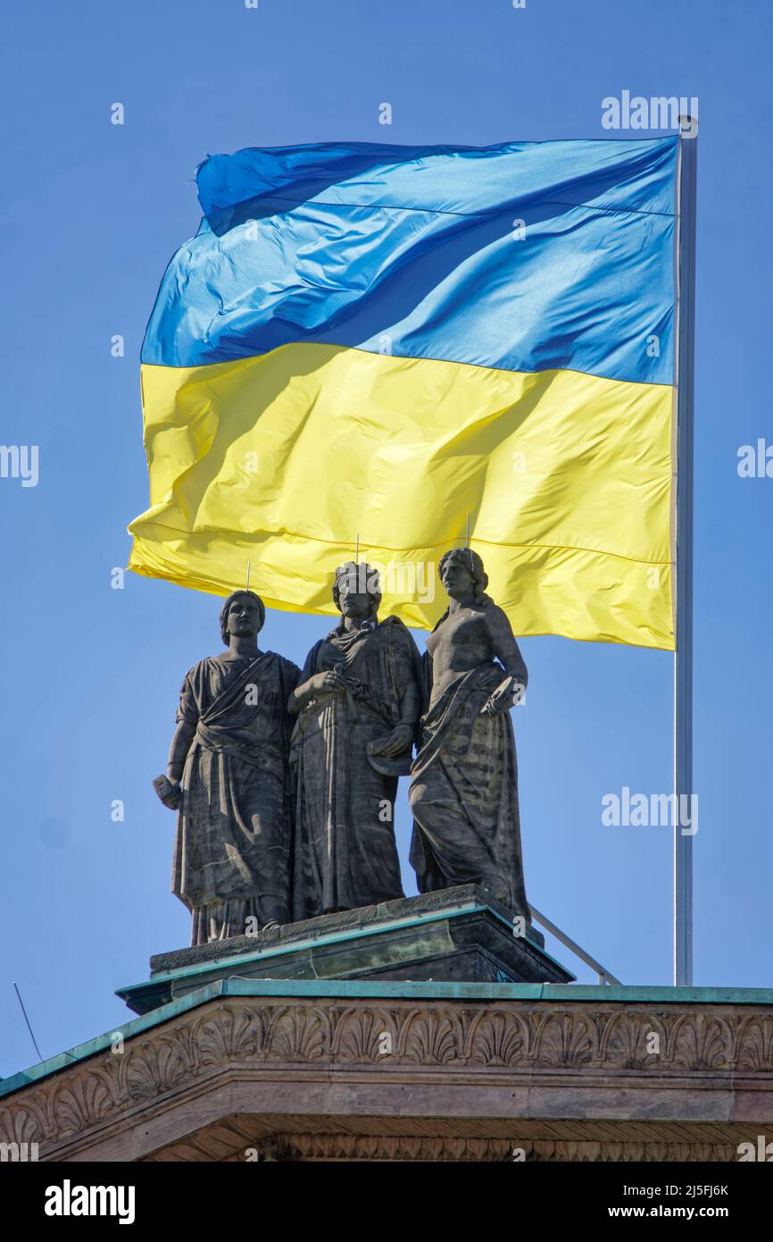 Ukrainische Flagge auf dem Dach der Alten Nationalgalerie, Skulpturen, Berlin-Mitte Stockfoto