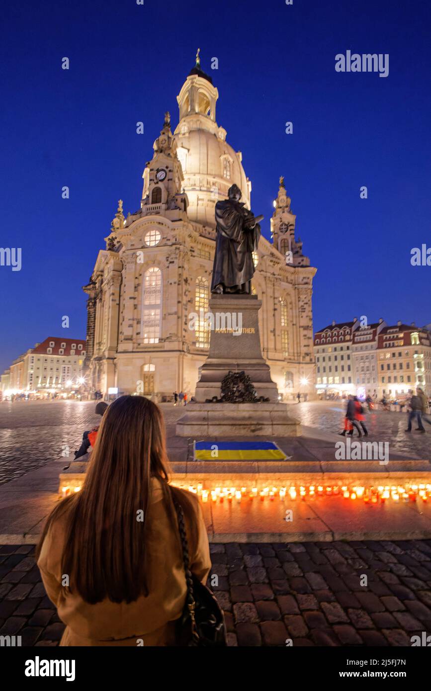 Ukrainer zünden Kerzen vor der Frauenkriche in Dresden an als Protest gegen den Ukraine Krieg. Mahnwache, Solidarität, Friedensapell, Stockfoto