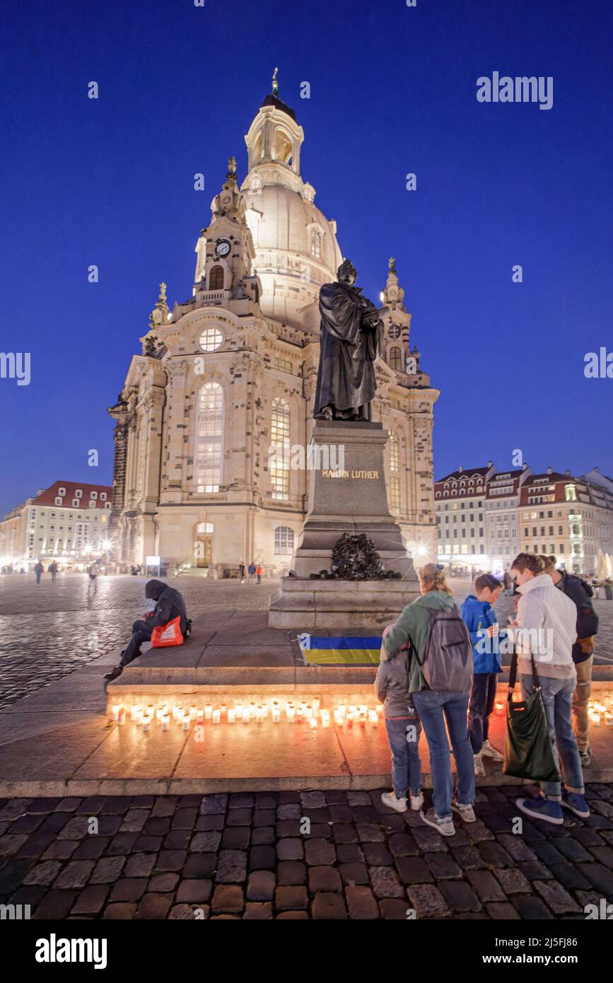 Ukrainer zünden Kerzen vor der Frauenkriche in Dresden an als Protest gegen den Ukraine Krieg. Mahnwache, Solidarität, Friedensapell, Stockfoto