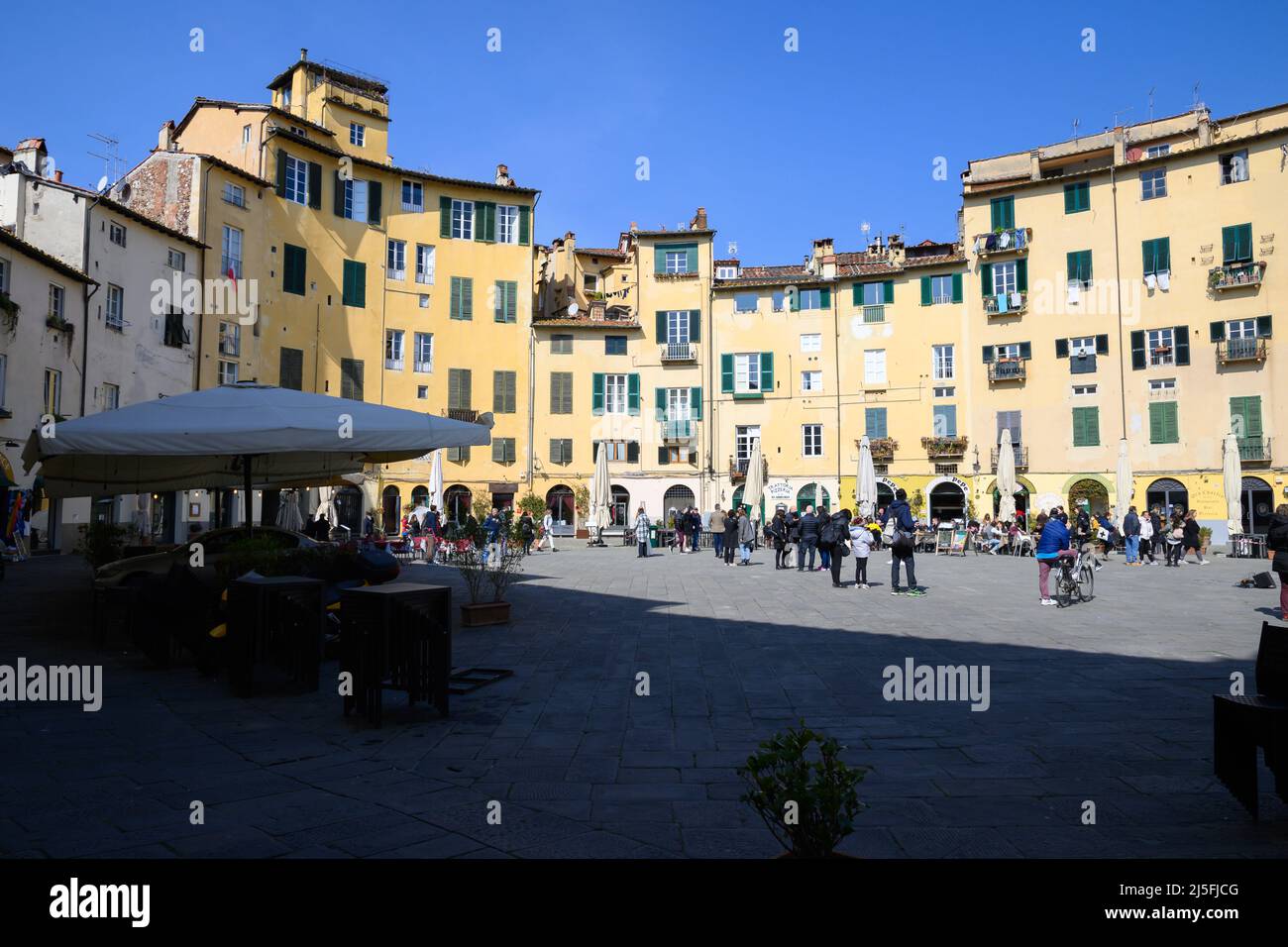 Lucca-März 2022-Italien der charakteristische Platz des Amphitheaters im historischen Zentrum der Altstadt. Stockfoto