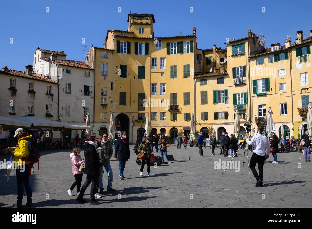 Lucca-März 2022-Italien der charakteristische Platz des Amphitheaters im historischen Zentrum der Altstadt. Stockfoto