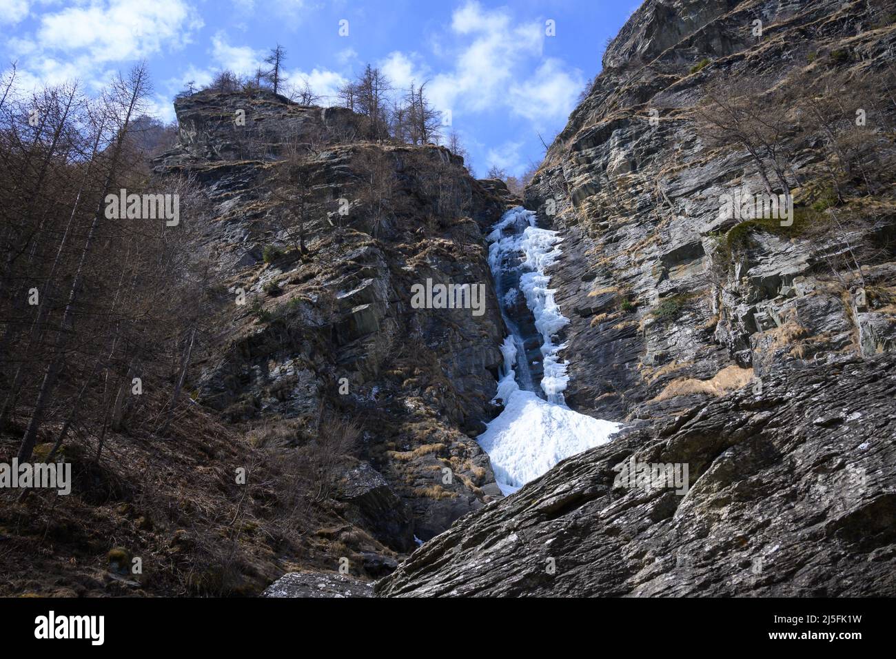 Kleiner Bach friert im Winter ein und bildet einen Eiswasserfall Stockfoto