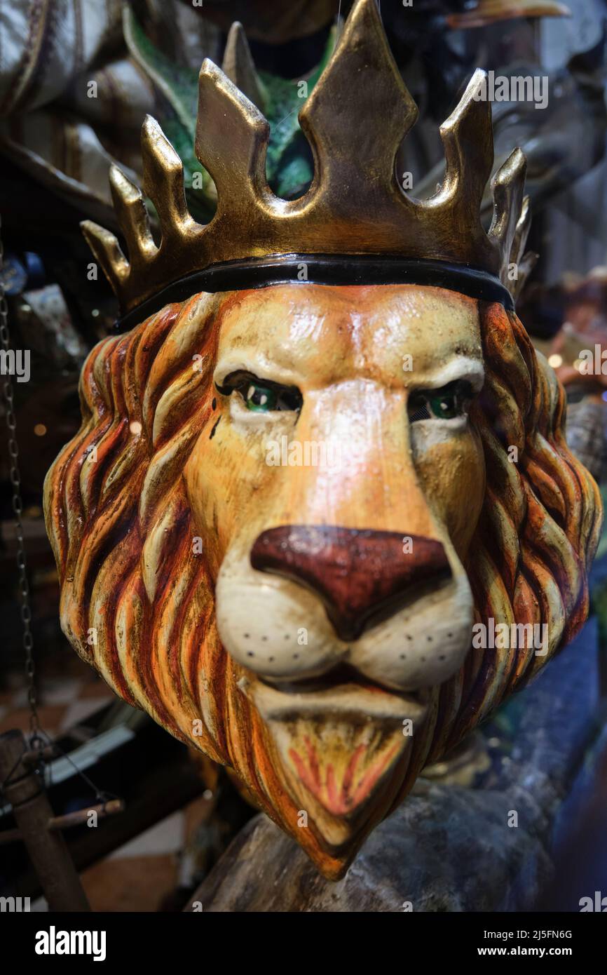 Handgefertigte und handbemalte Masken im Fenster eines traditionellen venezianischen Maskenherstellers, bereit für Carnevale. März 2022. Stockfoto